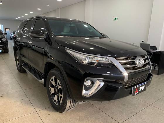 TOYOTA HILUX SW4 2.8 SRX DIAMOND 4X4 7 LUGARES 16V TURBO INTERCOOLER DIESEL 4P AUTOMÁTICO TOYOTA HILUX SW4 2.8 SRX DIAMOND 4X4 7 LUGARES 16V TURBO INTERCOOLER DIESEL 4P AUTOMÁTICO